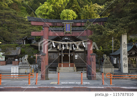 白髭神社　鳥居と境内　横構図1 115787810