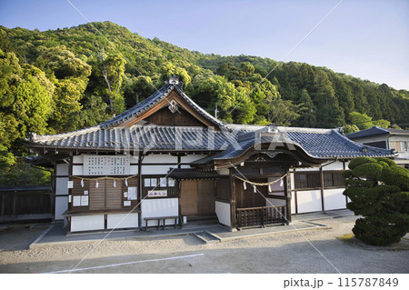 白髭神社の境内　社務所　横構図 115787849