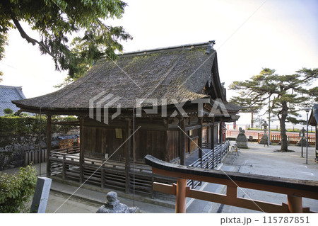 白髭神社の境内 本殿から望む近江の海 横構図1 白髭神社の境内 本殿から望む近江の海 横構図1 115787851