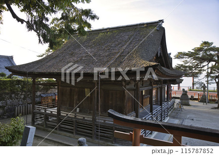 白髭神社の境内 本殿から望む近江の海 横構図2 白髭神社の境内 本殿から望む近江の海 横構図2 115787852