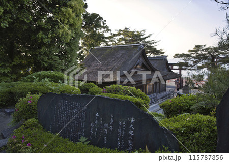 白髭神社の境内　歌碑と本殿と近江の海 115787856