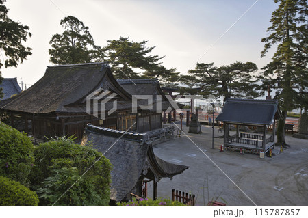 白髭神社の境内　本殿と若宮社と近江の海 115787857