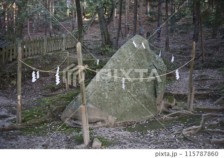 白髭神社の境内　磐座　横構図2 115787860