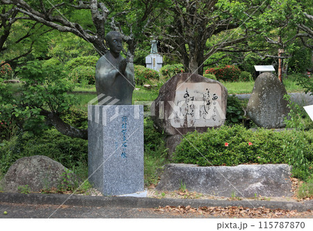 防府天満宮、境内西側の幕末史跡「野村望東尼の像と高杉晋作との連歌碑」 115787870