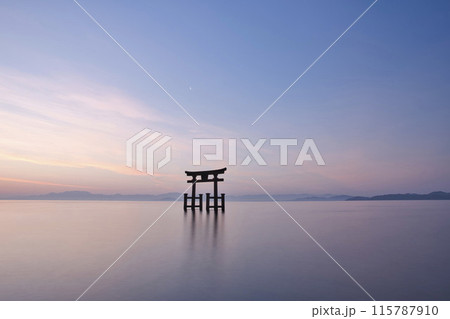 白髭神社　早朝の湖中大鳥居　横構図3 115787910