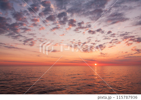 北海道へ向かうフェリーのデッキから見る朝焼け 115787936