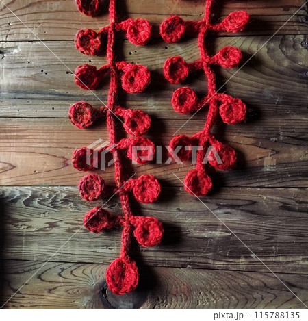 かぎ針編みの赤いラリエット、赤い植物の様なデザインのラリエット、赤いアクセサリー 115788135