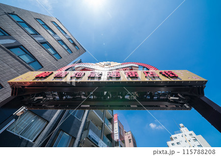 「東京都」快晴の青空と巣鴨地蔵通商店街の風景　豊島区 115788208