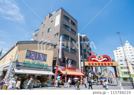 「東京都」快晴の青空と巣鴨地蔵通商店街の風景 豊島区 「東京都」快晴の青空と巣鴨地蔵通商店街の風景 豊島区 115788219