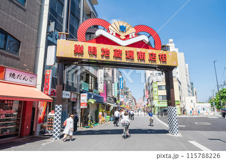 「東京都」快晴の青空と巣鴨地蔵通商店街の風景　豊島区 115788226