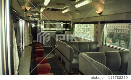 【JR西日本】スハ25形「下関ふくフク号」 ラウンジカーの車内（山陽本線） 115788250