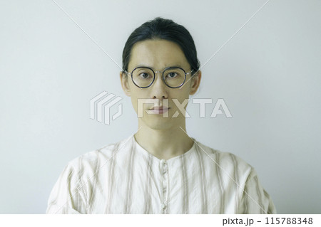 メガネをかけたミドルエイジの男性のバストアップのポートレート 115788348