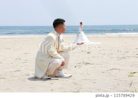 ウエディングドレス姿の新婦様とタキシード姿の新郎様フォトウエディング海ロケーション撮影 ウエディングドレス姿の新婦様とタキシード姿の新郎様フォトウエディング海ロケーション撮影 115789429