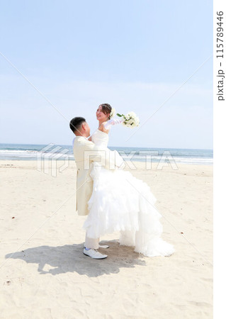 ウエディングドレス姿の新婦様とタキシード姿の新郎様フォトウエディング海ロケーション撮影 115789446
