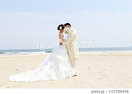 ウエディングドレス姿の新婦様とタキシード姿の新郎様フォトウエディング海ロケーション撮影 ウエディングドレス姿の新婦様とタキシード姿の新郎様フォトウエディング海ロケーション撮影 115789456