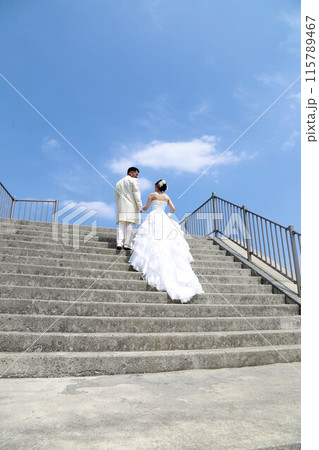 ウエディングドレス姿の新婦様とタキシード姿の新郎様フォトウエディング海ロケーション撮影 ウエディングドレス姿の新婦様とタキシード姿の新郎様フォトウエディング海ロケーション撮影 115789467