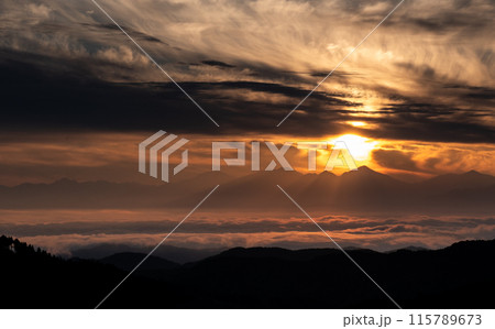 雲海と朝日　茶臼山高原 115789673