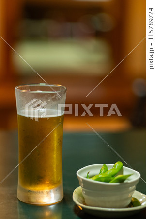冷えたビールを飲む 冷えたビールを飲む 115789724