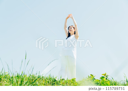 草原を歩く若い女性 草原を歩く若い女性 115789731