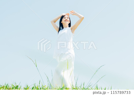 草原を歩く若い女性 115789733