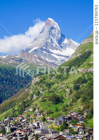 マッターホルンとツェルマットの町【スイス】の写真素材 [115789763