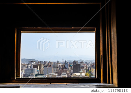 【日本100名城】春の高知城　天守の窓からの眺め2　高知県高知市 115790118