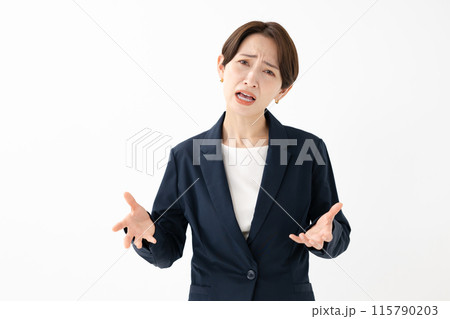 意見を訴える女性 意見を訴える女性 115790203