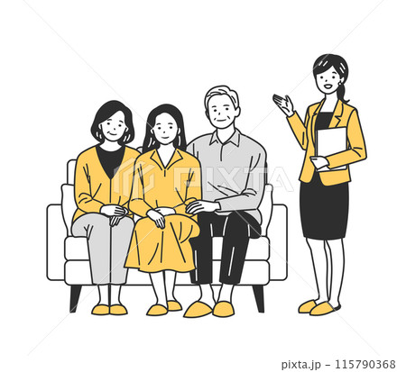 ソファに座る若い女性とシニア夫婦と部屋や保険を案内する女性 115790368