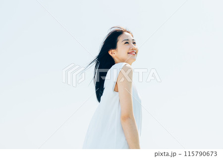 空バックの若い女性のビューティ 115790673