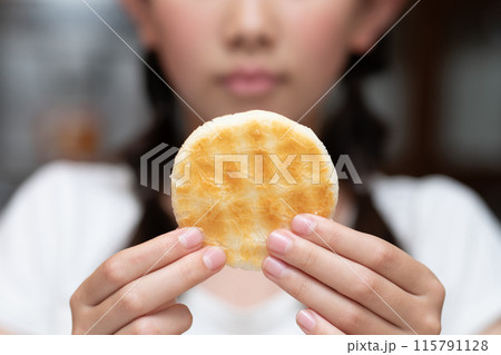 煎餅を持った子供 煎餅を持った子供 115791128