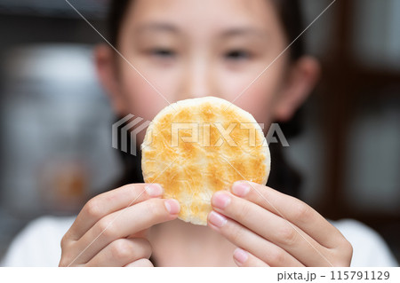 煎餅を持った子供 煎餅を持った子供 115791129