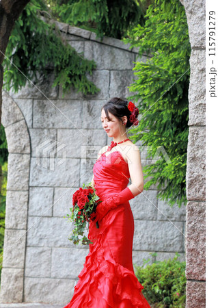 美しいマーメイドラインの赤いウエディングドレス姿の新婦様フォトウエディングソロウエディングロケー撮影 美しいマーメイドラインの赤いウエディングドレス姿の新婦様フォトウエディングソロウエディングロケー撮影 115791279