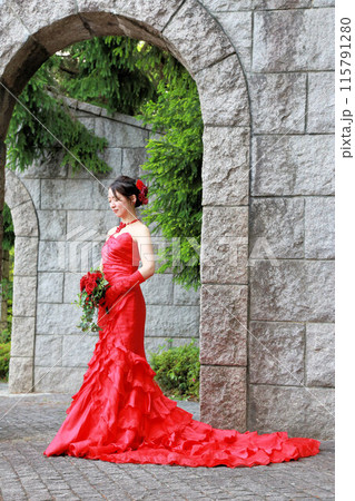 美しいマーメイドラインの赤いウエディングドレス姿の新婦様フォト