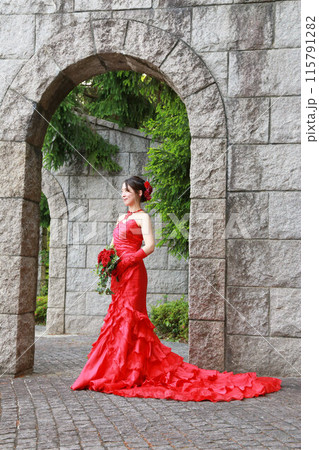 美しいマーメイドラインの赤いウエディングドレス姿の新婦様フォトウエディングソロウエディングロケー撮影 115791282