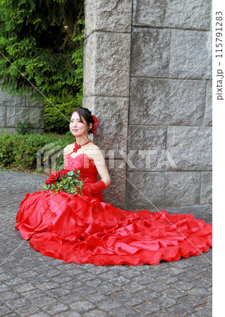 美しいマーメイドラインの赤いウエディングドレス姿の新婦様フォトウエディングソロウエディングロケー撮影 115791283