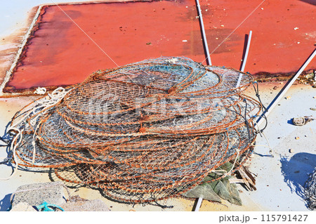 漁港の海岸に魚網が置かれた光景 漁港の海岸に魚網が置かれた光景 115791427