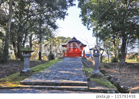 大分県の宇佐神宮県指定有形文化財の朱塗りの呉橋 115791438