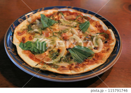 薄い生地のクリスピーなカリカリ食感のバジル・ベーコンピザ 薄い生地のクリスピーなカリカリ食感のバジル・ベーコンピザ 115791746
