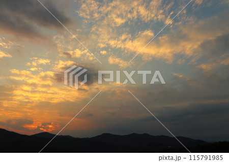 夕焼け空 夕陽 雲 山地 夕焼け空 夕陽 雲 山地 115791985