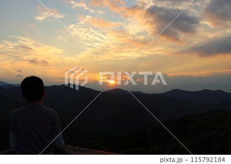 夕焼け空を眺める子供 夕日 山地 夕焼け空を眺める子供 夕日 山地 115792184