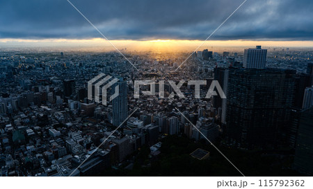 東京都庁からの夕陽と街並み 曇り空の展望 〜都市風景〜 東京都庁からの夕陽と街並み 曇り空の展望 〜都市風景〜 115792362