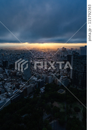 東京都庁からの夕陽と街並み 曇り空の展望 〜都市風景〜 東京都庁からの夕陽と街並み 曇り空の展望 〜都市風景〜 115792363