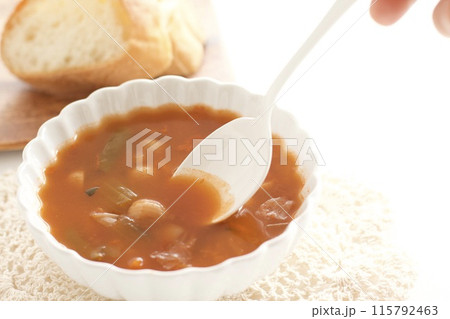 ミネストローネスープとフランスパン 115792463