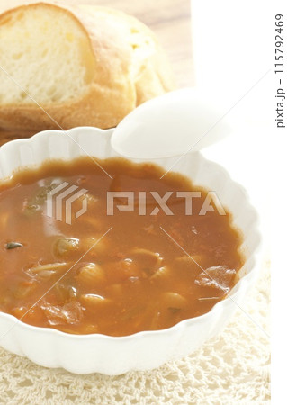 ミネストローネスープとフランスパン 115792469