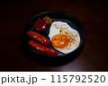朝食プレート　目玉焼き　ウインナー　俯瞰 115792520
