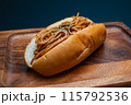 プレートに乗った美味しそうな焼きそばパン 115792536