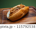 プレートに乗った美味しそうな焼きそばパン 115792538