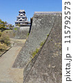 澄み渡る青空の下の熊本城　天守と二様の石垣 115792573