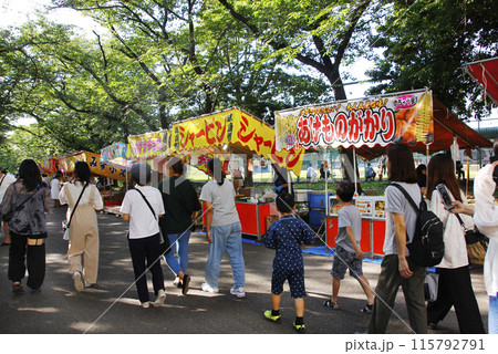 縁日の露店で友達と家族で食べ歩く。祭りの気分も年に一度の 115792791