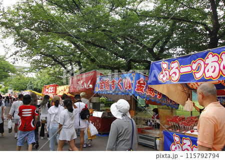 縁日の露店が長く続いて、祭り気分の人々は食べて飲んで今日1日をハイな気分で 115792794